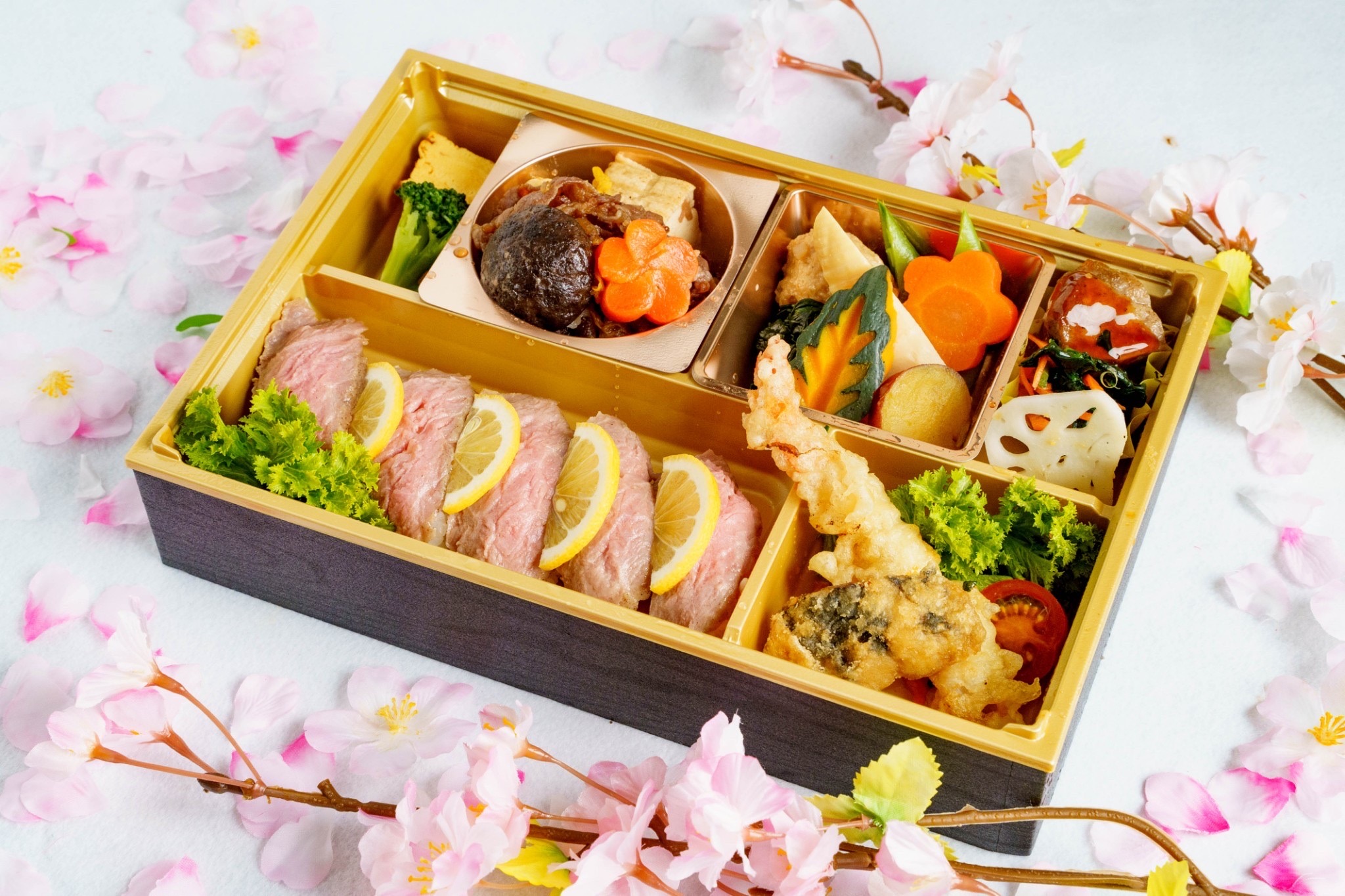 創作割烹　さくら とろける肉寿司と季節の天ぷらとすき焼き弁当